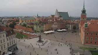 Мъж се качи върху паметник на площада във Варшава и заплаши, че ще се самовзриви (видео)