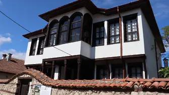 С камбанен звън откриха ремонтираната Шишманова къща в Хасково