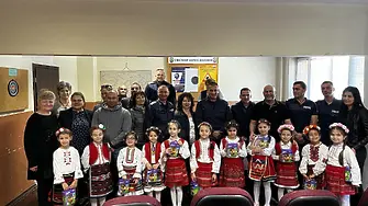 Малки лазарки от детска градина „Теменуга“ огласиха с песни, танци и благословии Второ РУ – Плевен