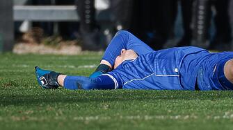 Екшън: Фенове удариха вратар с бутилка в главата, прекратиха дербито на Пловдив!