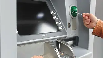 Банки вдигат таксите, клиентите чакат безплатните сметки