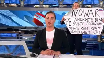 8 години затвор за журналистката, която нахлу в ефира на руска телевизия с антивоенен плакат