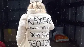 8 години затвор за журналистката, която нахлу в ефира на руска телевизия с антивоенен плакат
