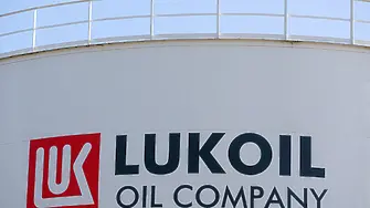 Politico: Вижда се краят на царуването на „Лукойл“ в България