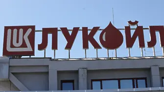 Politico: Вижда се краят на царуването на „Лукойл“ в България