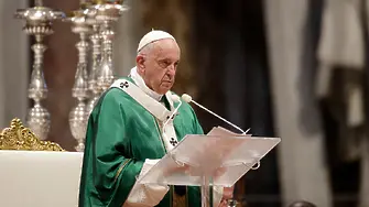 Папата се пробва в рисуването на стенописи
