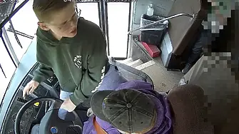 Видео показва дете, което седи в скута на шофьора на автобус от градския транспорт и държи волана