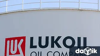 Politico: Вижда се краят на царуването на „Лукойл“ в България