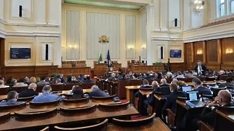 НС: Фирмите с над 100 служители ще плащат заплати само по банков път