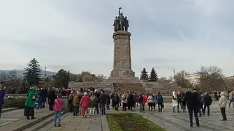 Паметникът на съветската армия няма да бъде преместен тази година