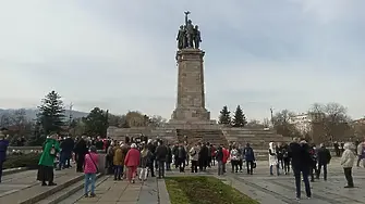 Фенове на „Левски” със закана към монумента: Сгъвайте палатките, идваме след малко