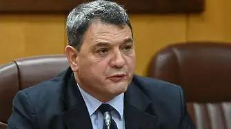 Над 13 000 души са освободени от държавната администрация по време на служебните правителства