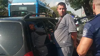 Полицаи опрели пистолет в главата на мигрант и го обрали