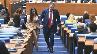 Тагарев прие оставката на съветника си Мустафа Емин