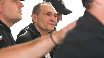 Как прекарва домашния си арест Васил Божков