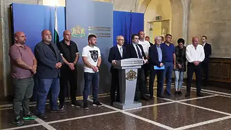”Никой не го е викал”: Костадинов отиде при земеделците, те го изгониха