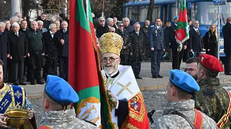 Граждани се събраха пред Руската църква в знак на несъгласие за нейното затваряне
