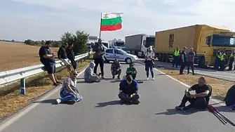 Трети ден продължават протестите и блокадите на енергетиците
