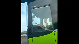 Видео показва дете, което седи в скута на шофьора на автобус от градския транспорт и държи волана