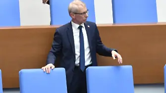 Депутатите гласуват втори вот на недоверие