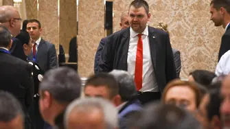 “Санкциониран по “Магнитски” за корупция и “говорител на държавата”: Защо Пеевски се срещна с митрополити