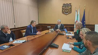Шест снегорина чистят снега в Природен парк „Витоша“