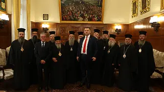 “Грешна самопреценка за ролята му в държавата”. ПП осъжда “безпочвените критики” на Пеевски към Денков