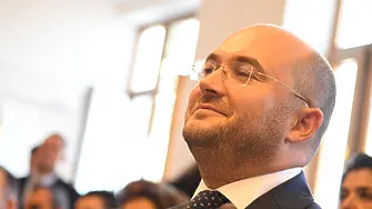 Даниел Митов: Асен Василев харчи безразборно, за да изглежда добър, а Денков бяга от отговорност