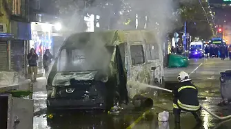 „Един я е държал за косата, докато друг я е удрял в корема“: 17-годишно момиче е бито от полицаи след протеста срещу БФС