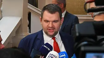 Пеевски определи като “срам“ ветото на Радев