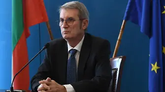 Според Асен Василев здравният министър трябва ”да подаде оставка, а не да прави циркове”