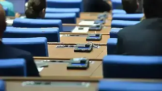 Радев: Притеснява ме, че парламент с ниско обществено доверие изобщо посяга към Конституцията