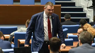 Теодора Пеева пред Дарик: Десислава Атанасова признава и се гордее с това, че няма магистратски опит