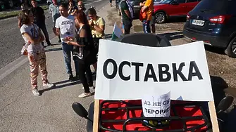 Протестиращите фермери се опитаха да нахлуят в Министерския съвет и изливаха мляко на жълтите павета