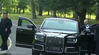 Лукс по руски: Путин повози Ким Чен-ун в ретро лимузина
