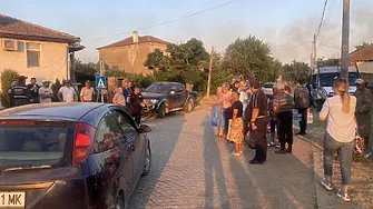 Обградени от огъня: Хората от село Воден напуснаха домовете си в очакване стихията да бъде овладяна