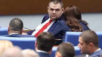 Пеевски “претопли” аферата “Митници”. Асен Василев го обвини в чалгаризиран холивудски сценарий