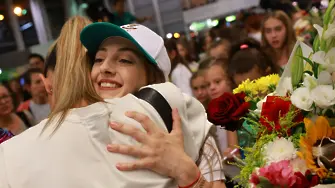 “Златни сте”: Боряна Калейн и грациите от ансамбъла по художествена гимнастика се върнаха у дома