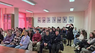 Средношколци се учат в библиотеката на безопасно поведение в интернет