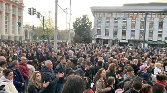 Пред Съдебната палата в Плевен няколкостотин граждани протестираха срещу лошото състояние на пътищата в страната