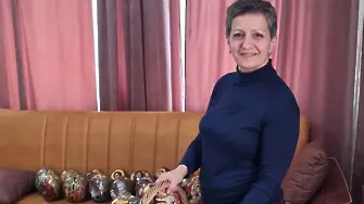 Художничка рисува светци върху щраусови яйца