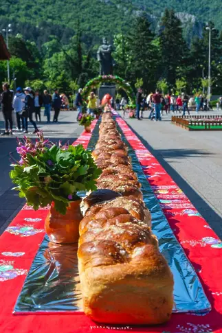 На Великден във Враца със 100-метров козунак и Етрополската музика