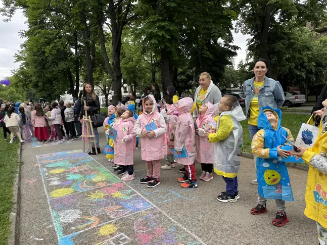 Децата на Враца рисуват събра малки художници, които украсиха алеята към стадион "Хр.Ботев" 