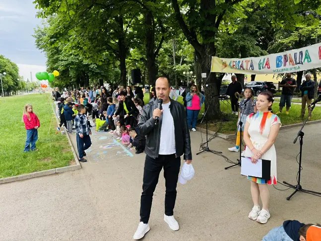Децата на Враца рисуват събра малки художници, които украсиха алеята към стадион "Хр.Ботев" 