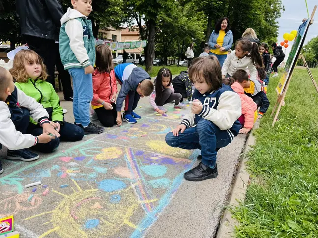 Децата на Враца рисуват събра малки художници, които украсиха алеята към стадион "Хр.Ботев" 
