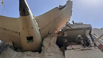 Самолет с 242 души на борда се разби в Индия