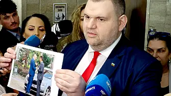 Пеевски показа "компромат" - снимка на Кирил Петков и шефа на Антикорупционната комисия