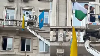 Бивш депутат щурмува с вишка Столична община, за да махне украинското знаме (ВИДЕО)