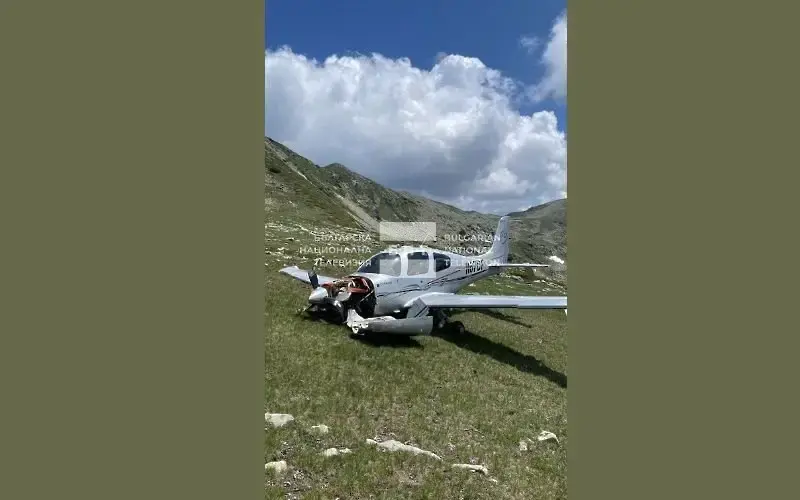 Появиха се първи снимки на авариралия самолет след инцидента в Пирин