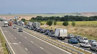 Верижна катастрофа затруднява движението на „Тракия“